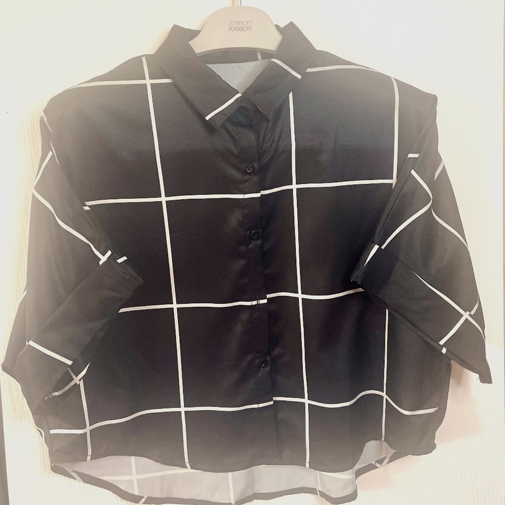 SHEIN Black and White Collared Cropped Top